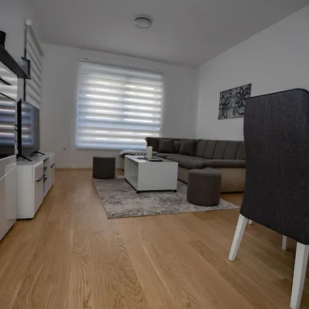 Pod Suncem アパート トレビニエ